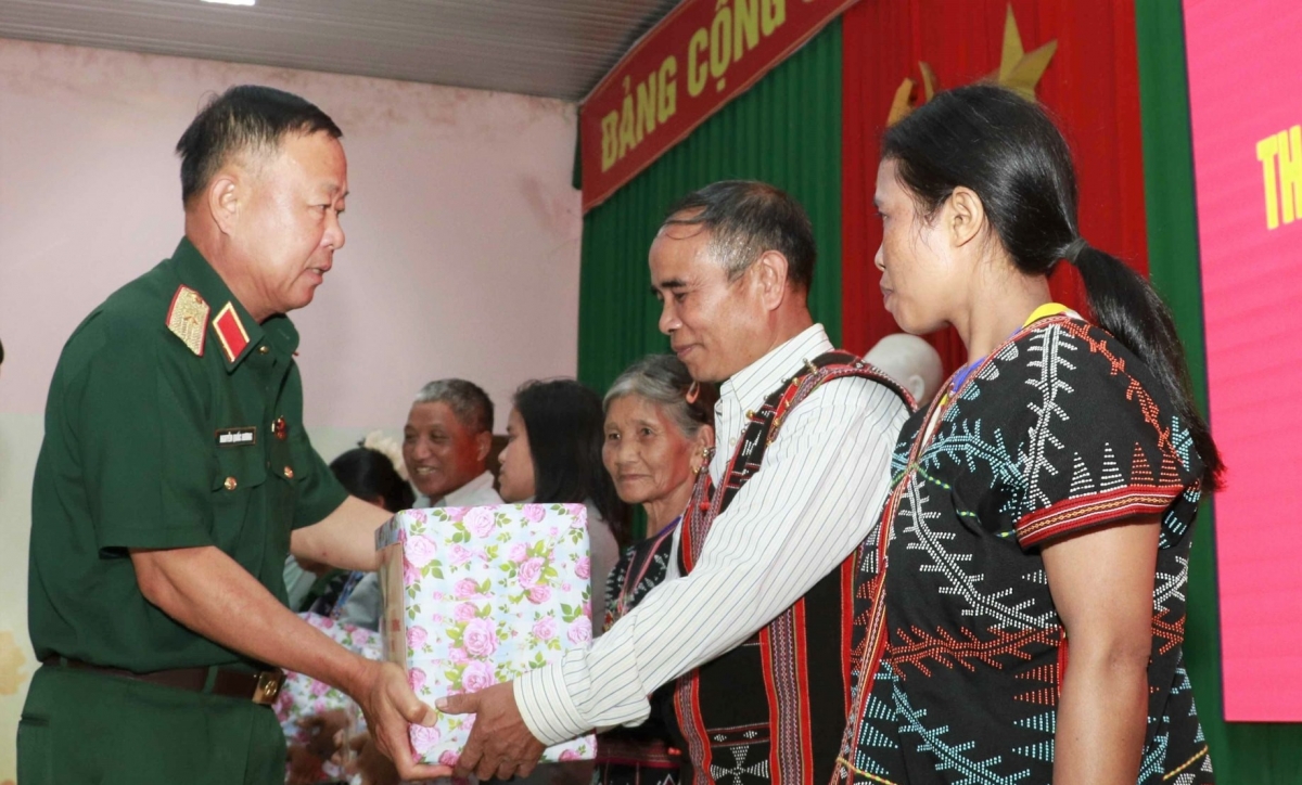 Thiếu tướng Nguyễn Quốc Hương trao quà tặng các hộ gia đình chính sách, người có công với cách mạng xã Hùng Sơn.