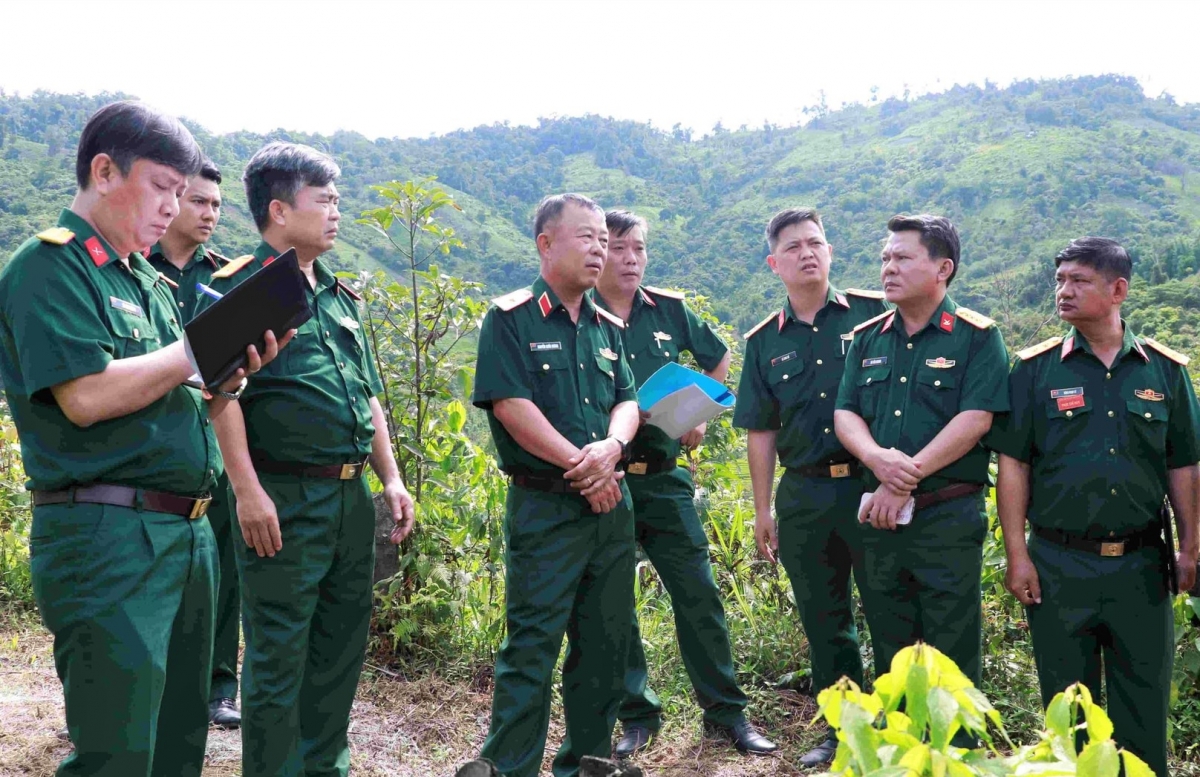 Thiếu tướng Nguyễn Quốc Hương, Phó Tư lệnh Quân khu 5 (thứ 3 từ trái sang) khảo sát thực địa khu vực trồng vườn dược liệu tại Đội Sản xuất nông lâm 3, thuộc Đoàn Kinh tế - Quốc phòng 207. 