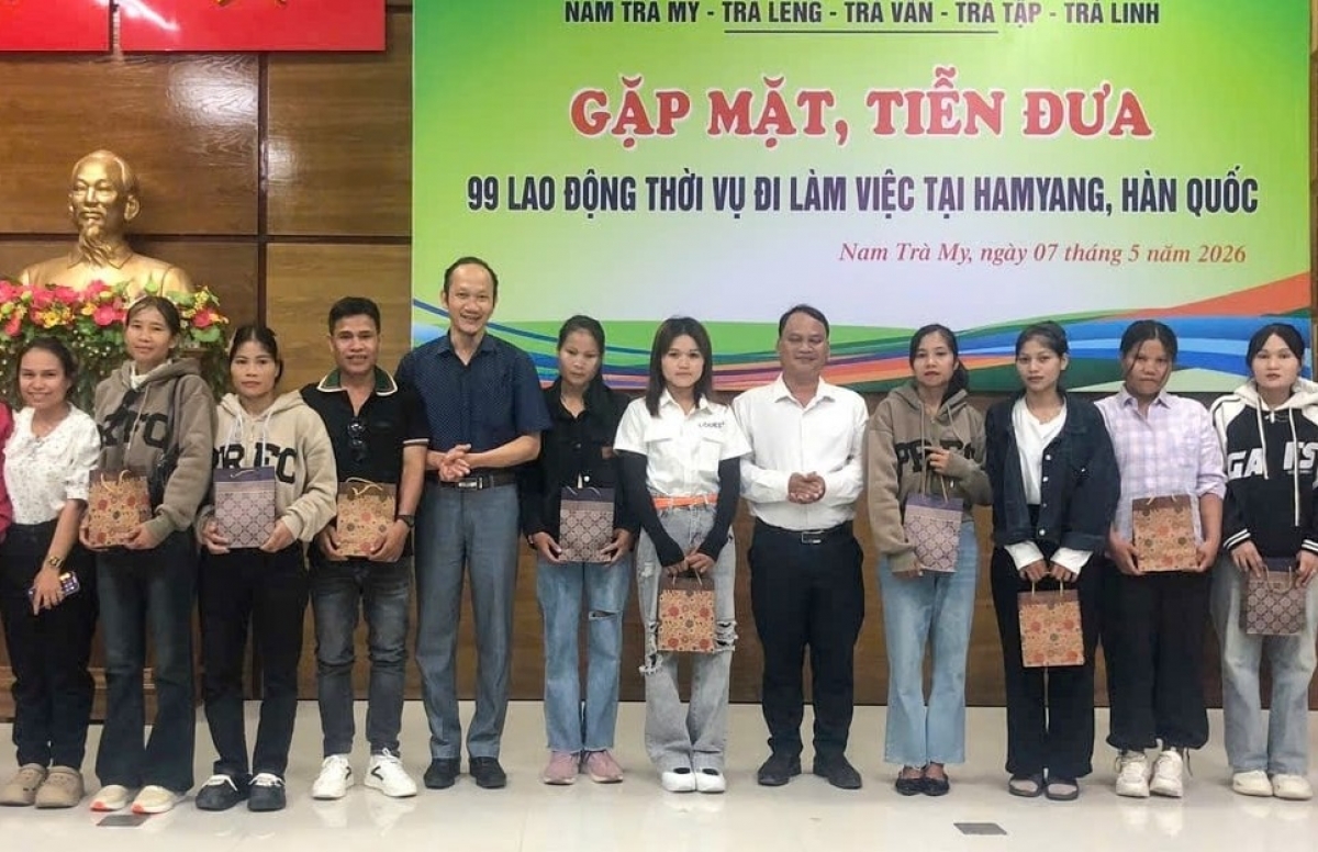 Đại diện các địa phương tặng quà cho lao động đi làm việc tại Hàn Quốc trong đợt 1, năm 2026.