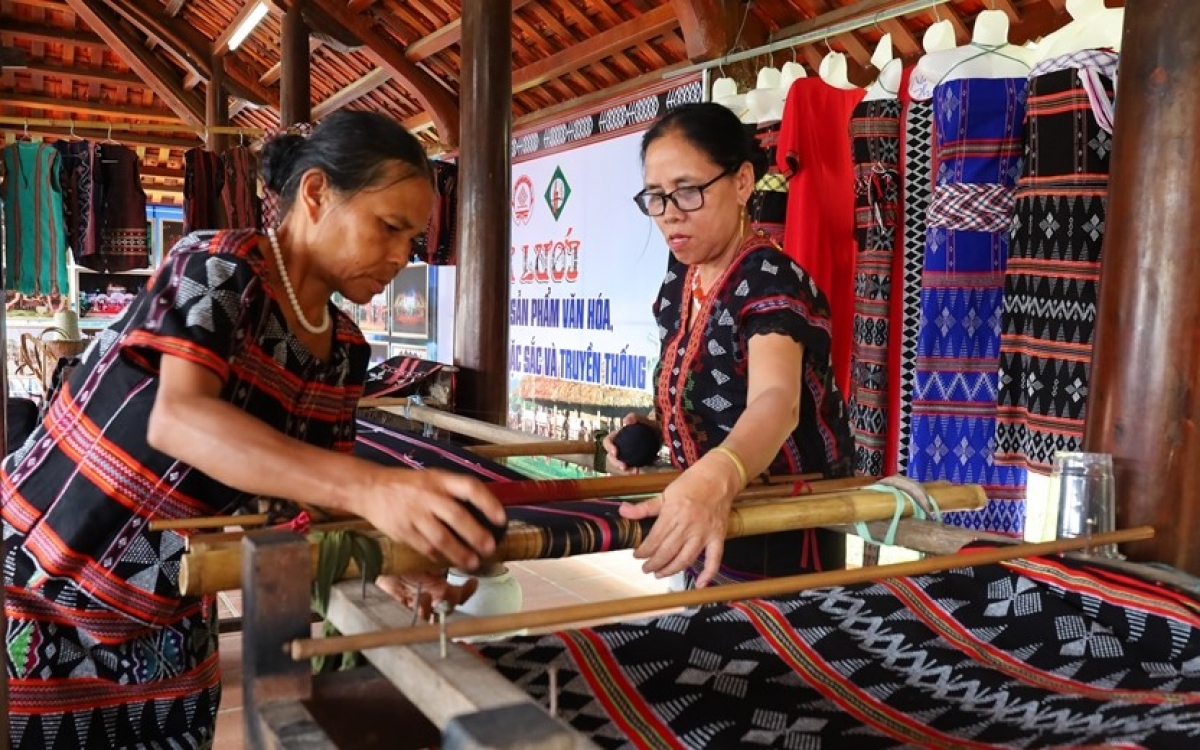  Các nghệ nhân dệt Zèng.