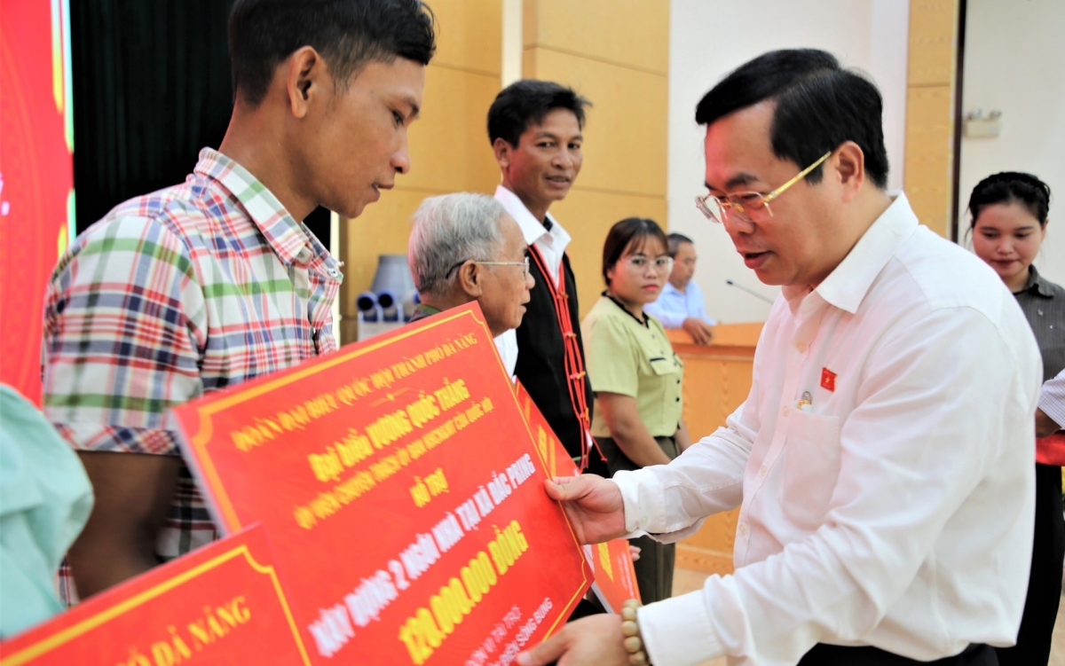Ông Vương Quốc Thắng trao bảng hỗ trợ nhà ở cho người dân miền núi.