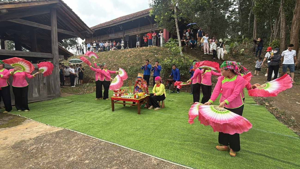 Adat tamia paling Yang di bangsa Giáy