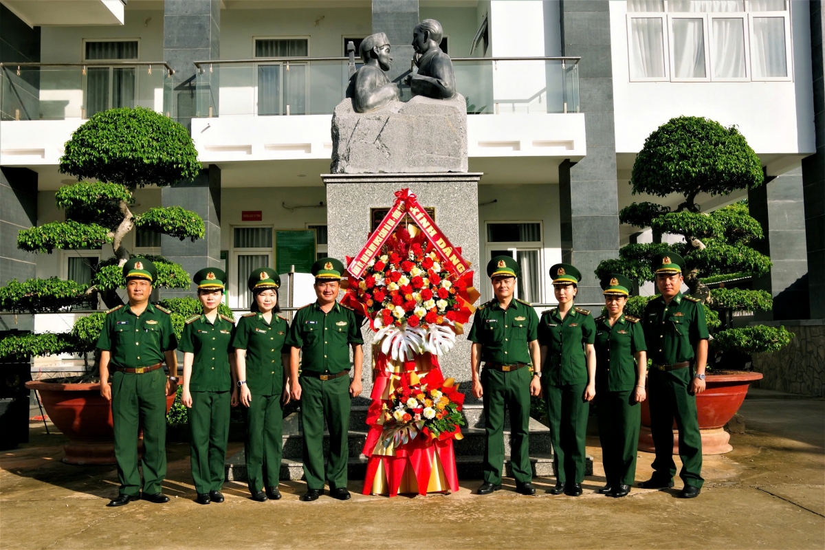 Ban Chỉ huy Biên phòng cửa khẩu cảng Bà Rịa - Vũng Tàu
dâng hoa Tượng đài “Bác Hồ với Chiến sĩ Biên phòng” (Ảnh: BP TPHCM)