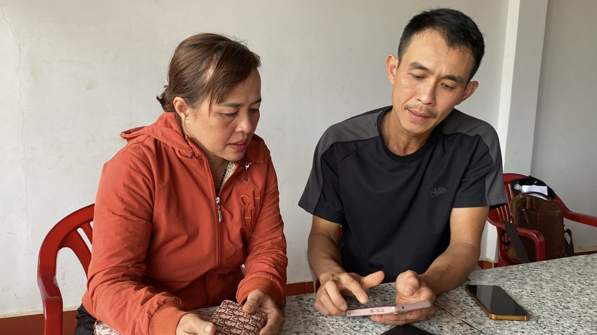 Anh Thân Thanh Chương, Tổ chuyển đổi số thôn 2 (xã Trường Xuân) đang hướng dẫn người dân thực hiện thủ tục hành chính ngay trên chiếc điện thoại thông minh. Ảnh: Công Bắc/VOV Tây Nguyên.