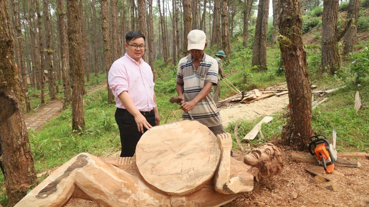 Tại tỉnh Quảng Ngãi, cán bộ miền núi đang phải nỗ lực "gánh việc" để bảo đảm hoạt động thông suốt.