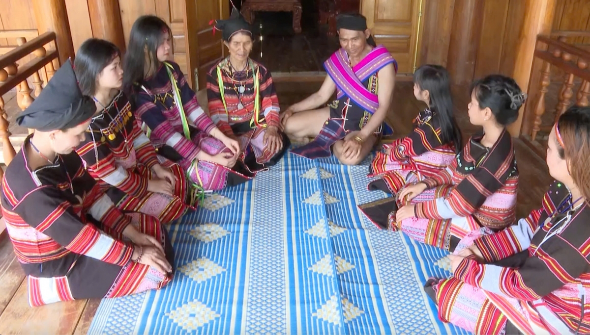 Già làng Đinh Hmunh kể cho thế hệ trẻ của làng Đak Asel nghe về tình cảm của đồng bào Ba Na với Bác Hồ.