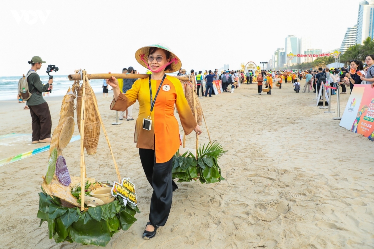 Lần đầu tiên, Đà Nẵng tổ chức diễu hành gánh hàng rong ẩm thực dọc bãi biển du lịch mang chủ đề “Gánh vị Đà Nẵng”