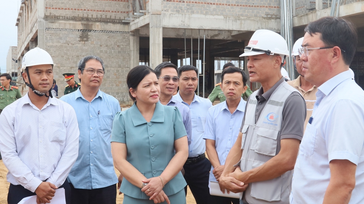 Bà Y Ngọc, Phó Chủ tịch Thường trực UBND tỉnh Quảng Ngãi kiểm tra tiến độ thi công các trường biên giới Quảng Ngãi. (Ảnh Thanh Thắng).