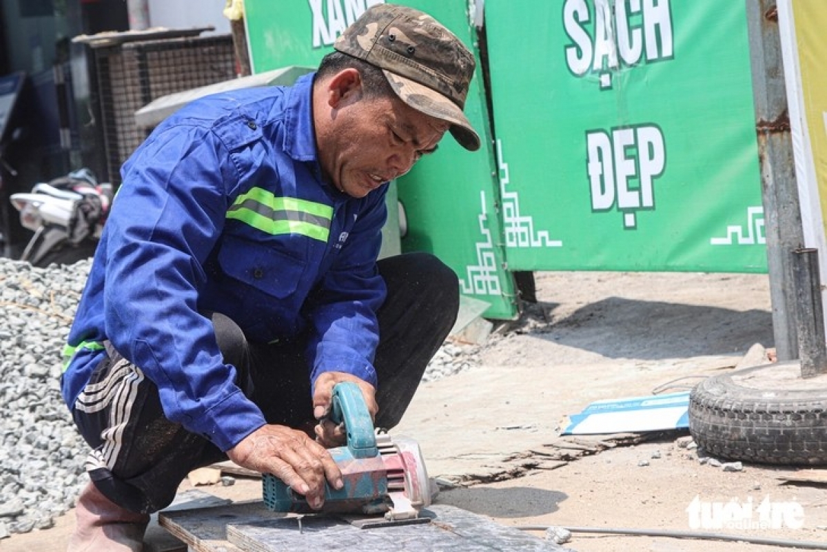 Người lao động ngoài trời dễ trúng nóng, sốc nhiệt - Ảnh: THANH NGUYÊN