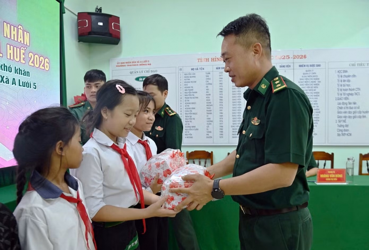 Bộ đội Biên phòng TP. Huế tặng quà cho học sinh xã A Lưới 5.