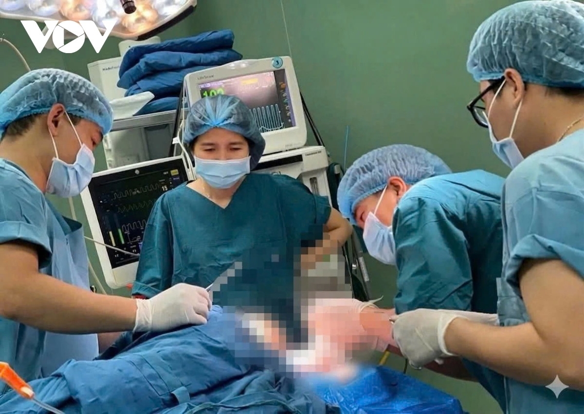 Các bác sĩ tiến hành xử lý vết thương cho bé trai 5 tuổi.