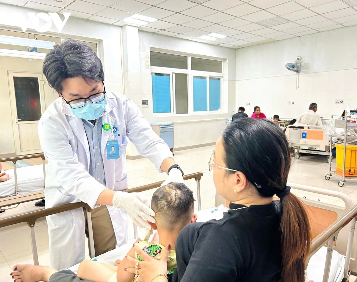 Bé trai 5 tuổi bị chó cắn thương tích ở vùng đầu.