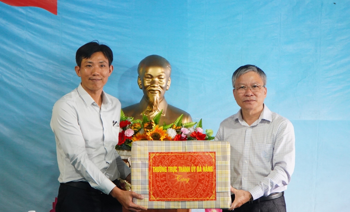 Chủ tịch HĐND thành phố Nguyễn Đức Dũng trao quà cho Trung tâm Phát triển sâm Ngọc Linh và Dược liệu. Ảnh: VINH ANH
