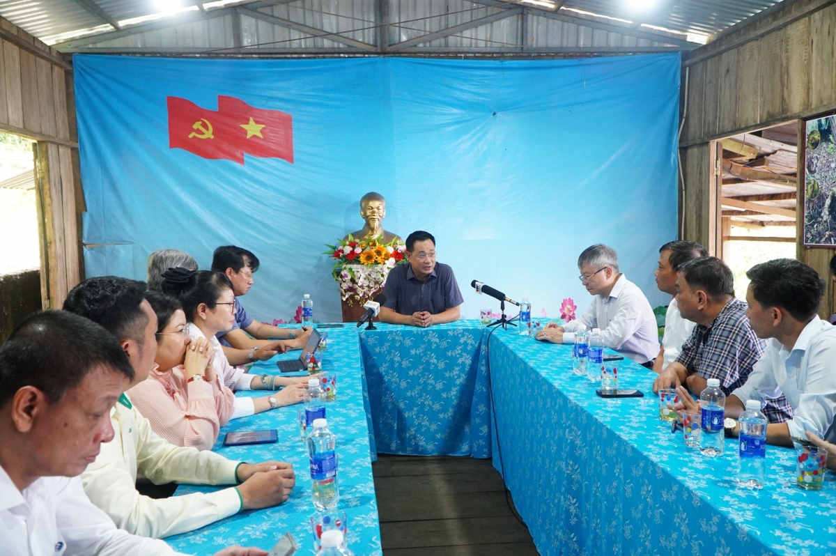 Bí thư Thành ủy Lê Ngọc Quang chủ trì buổi làm việc với Trung tâm Phát triển sâm Ngọc Linh và Dược liệu. Ảnh: VINH ANH