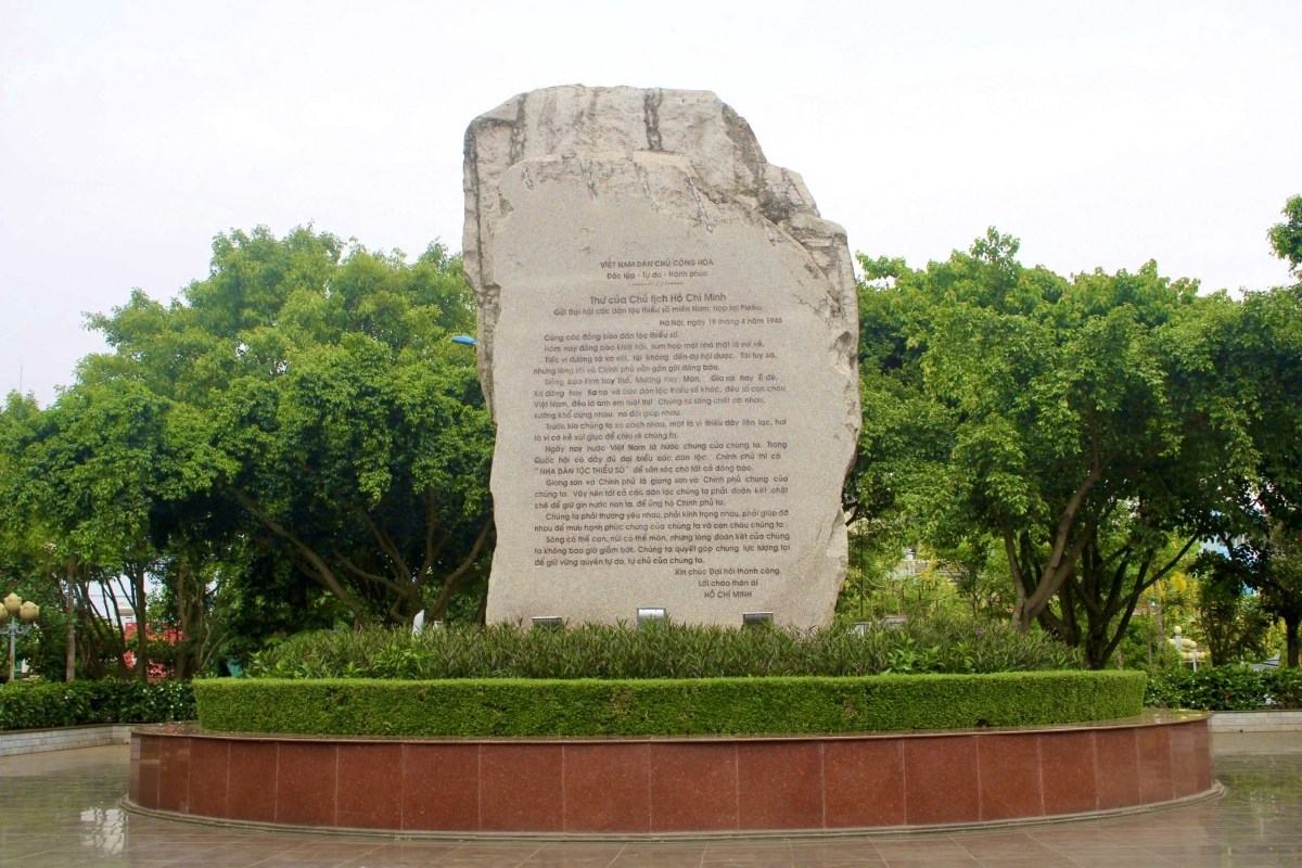 Ndah lŭ treh têl siƀŭt Wa Hồ njuăl Đại hội ăp rnoi mpôl đê̆ miền Nam năm 1946 tâm jâng gung Quảng trường Đại đoàn kết, n’gor Gia Lai