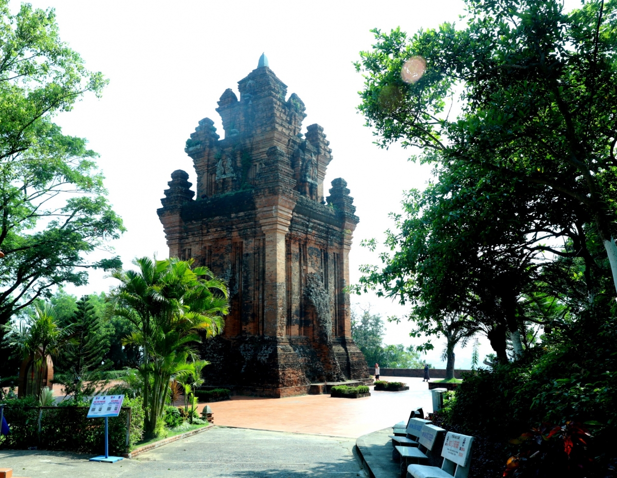 Tơniăn lĕm a Tháp Nhạn