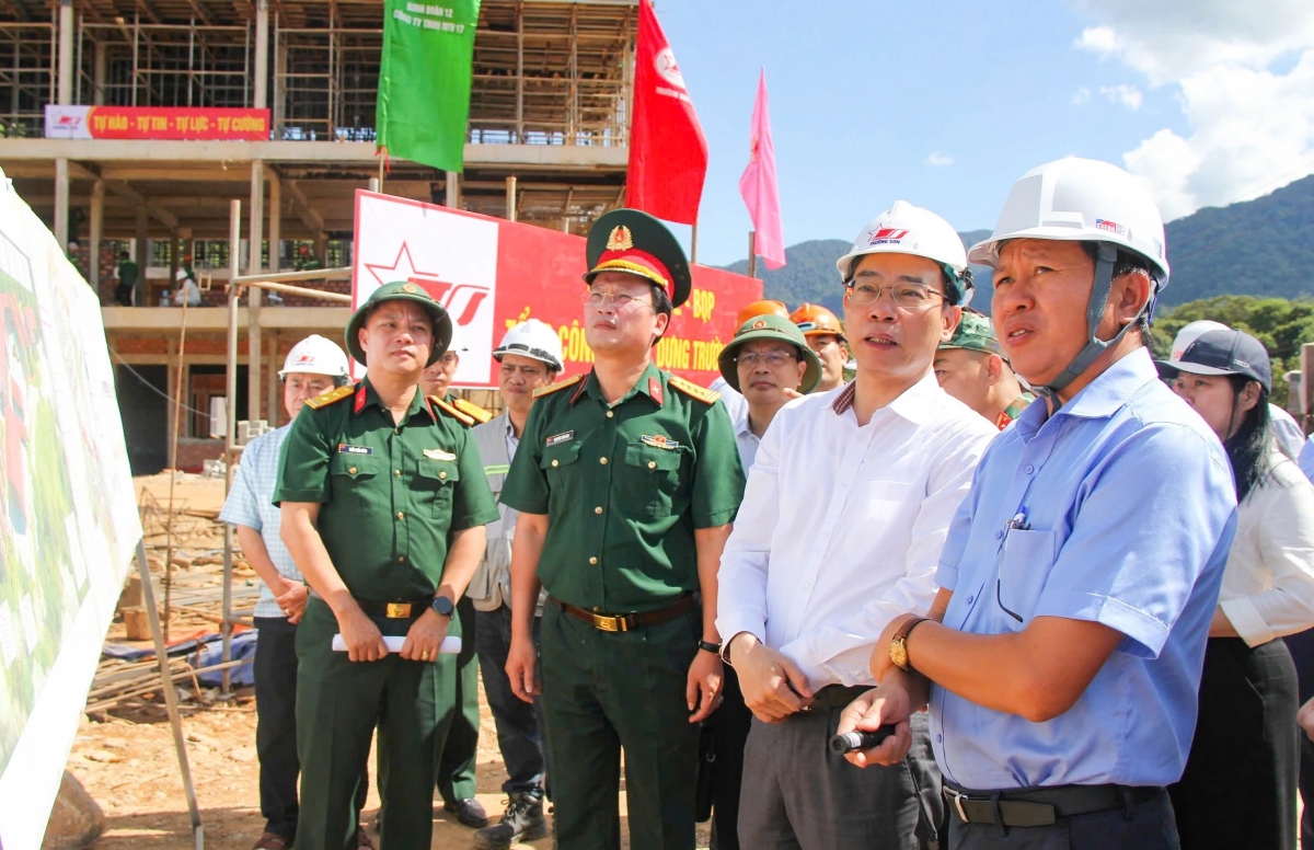 Kiểm tra tiến độ công trình, Bộ trưởng Bộ GD-ĐT Hoàng Minh Sơn (thứ 2 từ phải sang) đề nghị các đơn vị khắc phục khó khăn về thời tiết để kịp hoàn thành dự án. ẢNH: KHANG NINH