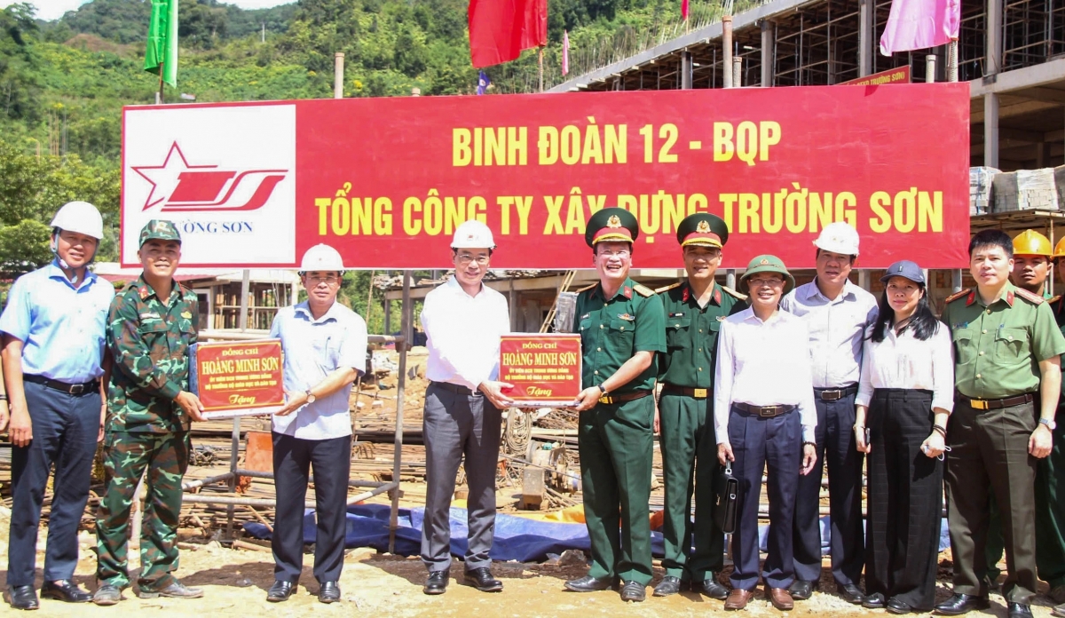 Đoàn công tác Bộ GD-ĐT, UBND thành phố Đà Nẵng tặng quà Tổng công ty xây dựng Trường Sơn, Binh đoàn 12 - Bộ Quốc phòng (đơn vị thi công công trình). ẢNH: KHANG NINH
