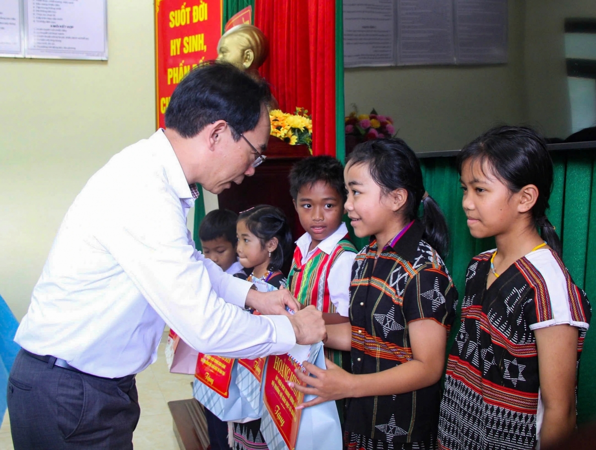 Bộ trưởng Bộ GD-ĐT Hoàng Minh Sơn trao quà, động viên học sinh xã Hùng Sơn có hoàn cảnh khó khăn vượt khó học tốt. ẢNH: KHANG NINH