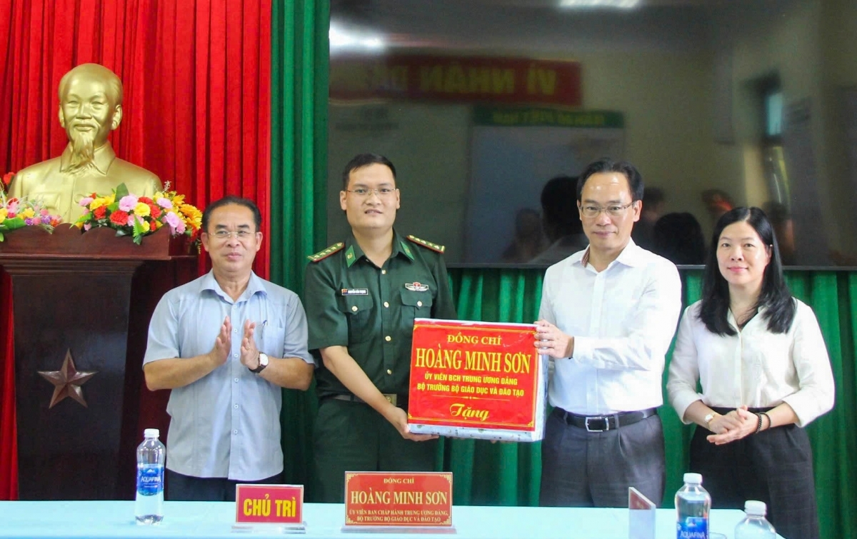 Bộ trưởng Bộ GD-ĐT Hoàng Minh Sơn trao quà lưu niệm cho cán bộ, chiến sĩ Đồn biên phòng Tr’Hy (thành phố Đà Nẵng). ẢNH: KHANG NINH