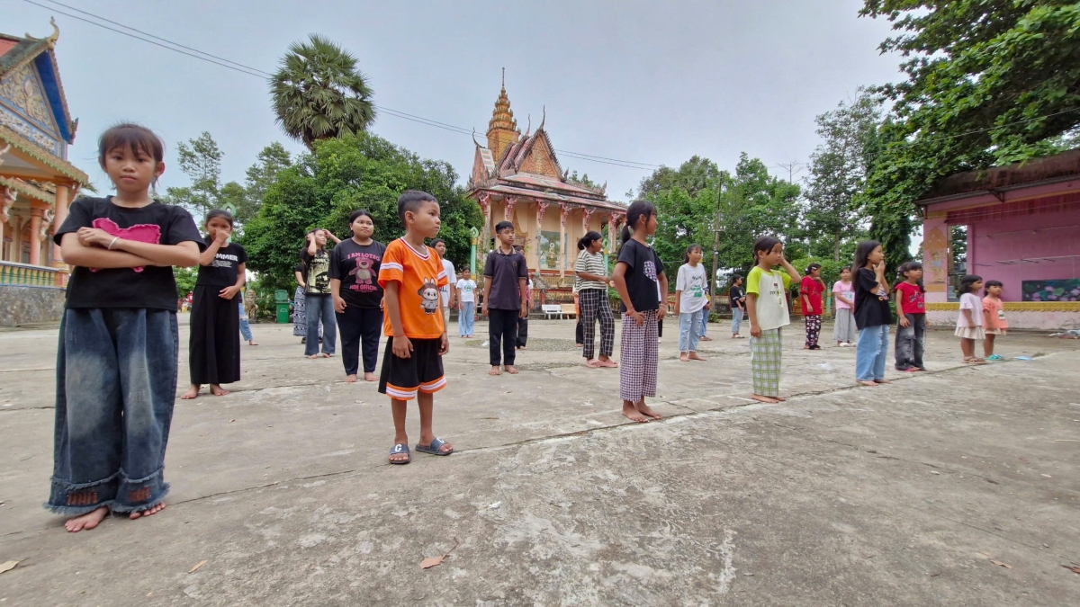 Các bạn trẻ, những em nhỏ tập múa truyền thống tại chùa