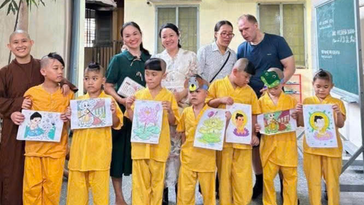 Các đoàn thiện nguyện đến tặng quà cho các em. Ảnh: Nhật Trường/VOV ĐBSCL