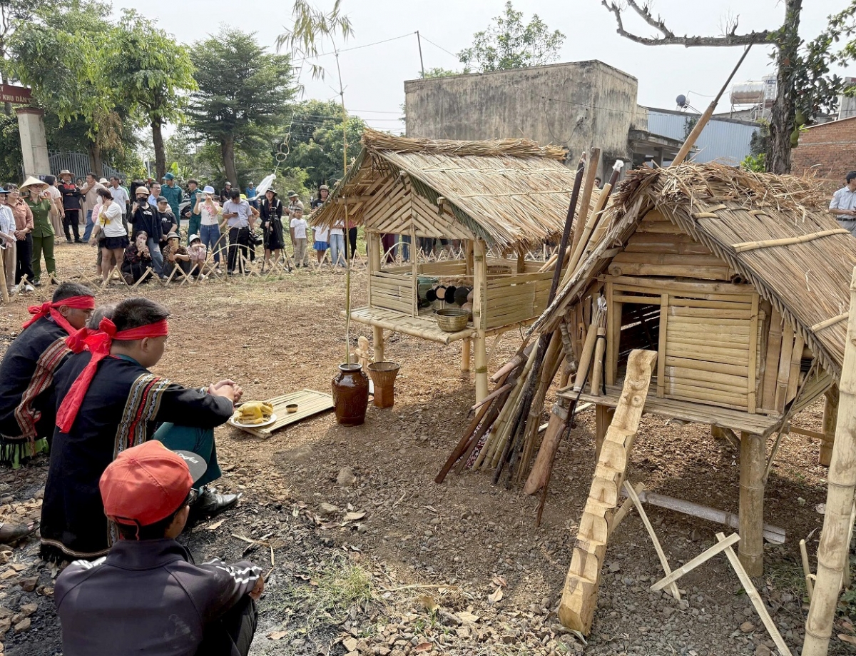 Po mơdĭng xối rơkâu pâ kong mêi tơkŭm po a ngiâ plông hngêi kuăn pơlê hmâ tơkŭm hôp