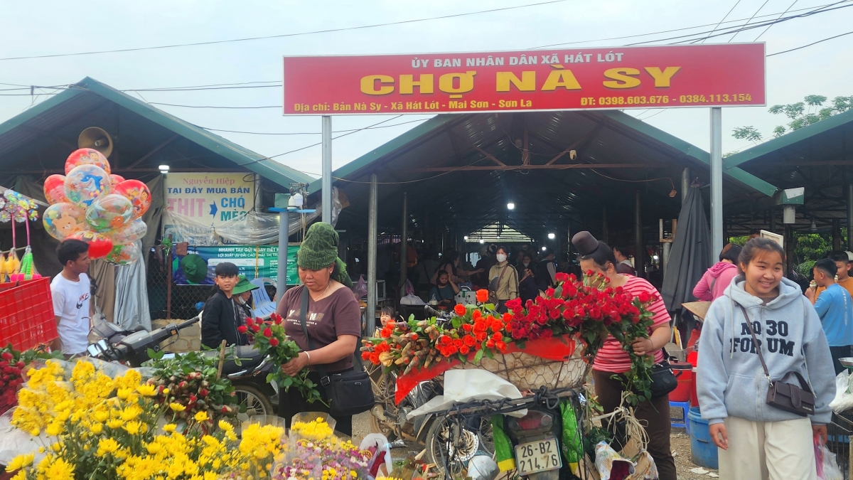 Chợ Nà Si chỉ họp vào buổi chiều hàng ngày