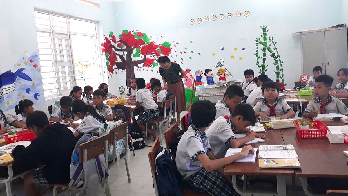 Cô giáo Văn Thị Kim Nương giảng dạy tiếng Chăm cho học sinh