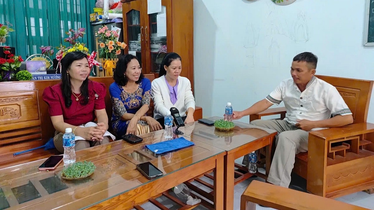 Cô giáo Văn Thị Kim Nương trao đổi kinh nghiệm giảng dạy cùng đồng nghiệp
