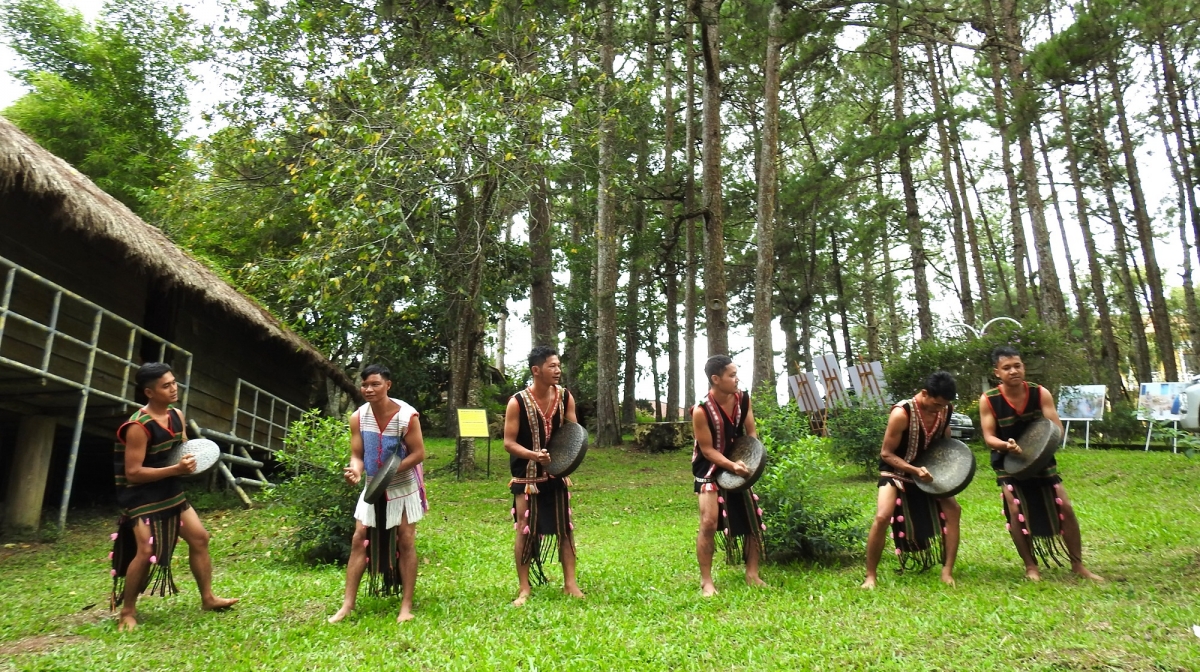 
Tơdrong tôn chĭng chêng kon kông păih Pơmơ̆t dêh char Lâm Đồng