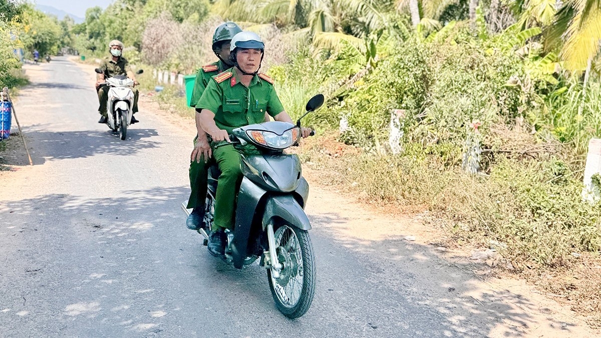 Công an xã phối hợp cùng các lực lượng tăng cường công tác tuần tra, kiểm soát trên địa bàn. (Ảnh: Tiến Tầm).