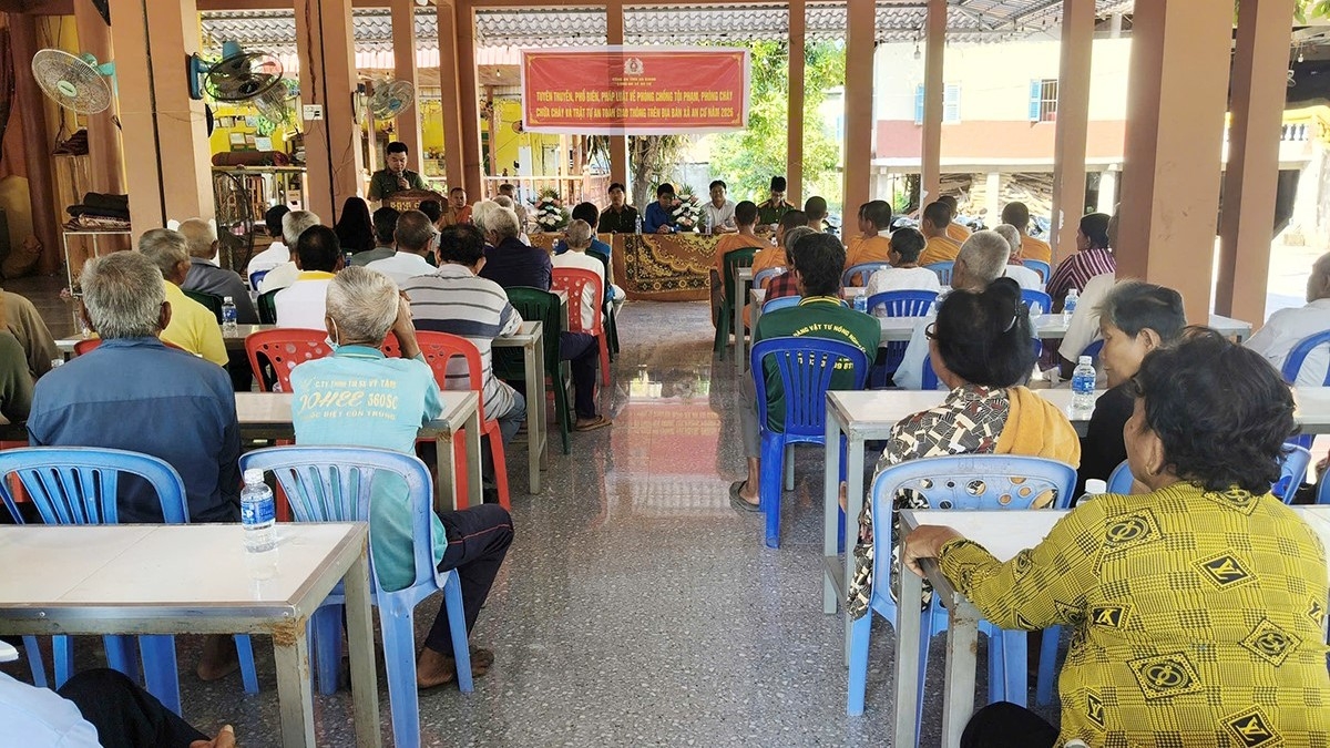 Công an xã An Cư phối hợp cùng Đại đức Chau Sóc Phi Rin, Trụ trì chùa Văn Râu, tổ chức buổi tuyên truyền pháp luật về phòng, chống tội phạm, tệ nạn ma túy và phòng cháy, chữa cháy cho bà con phật tử. (Ảnh: Tiến Tầm).