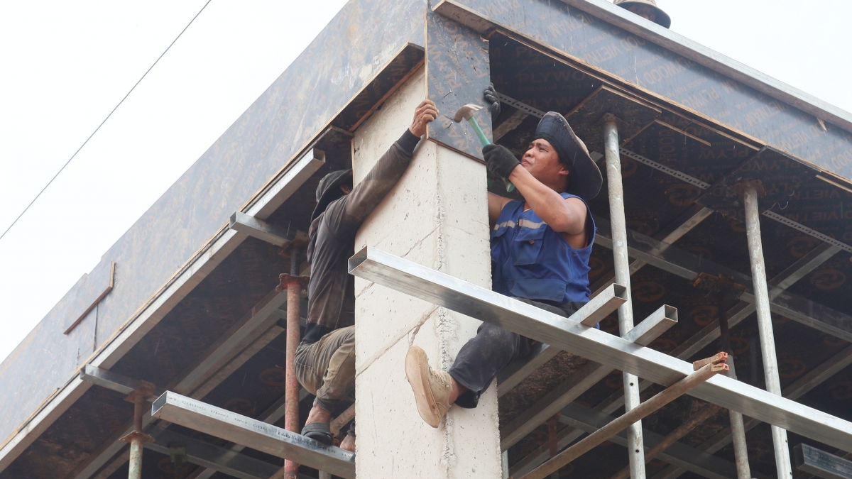 Công nhân làm xuyên lễ. (Ảnh Thanh Thắng)
