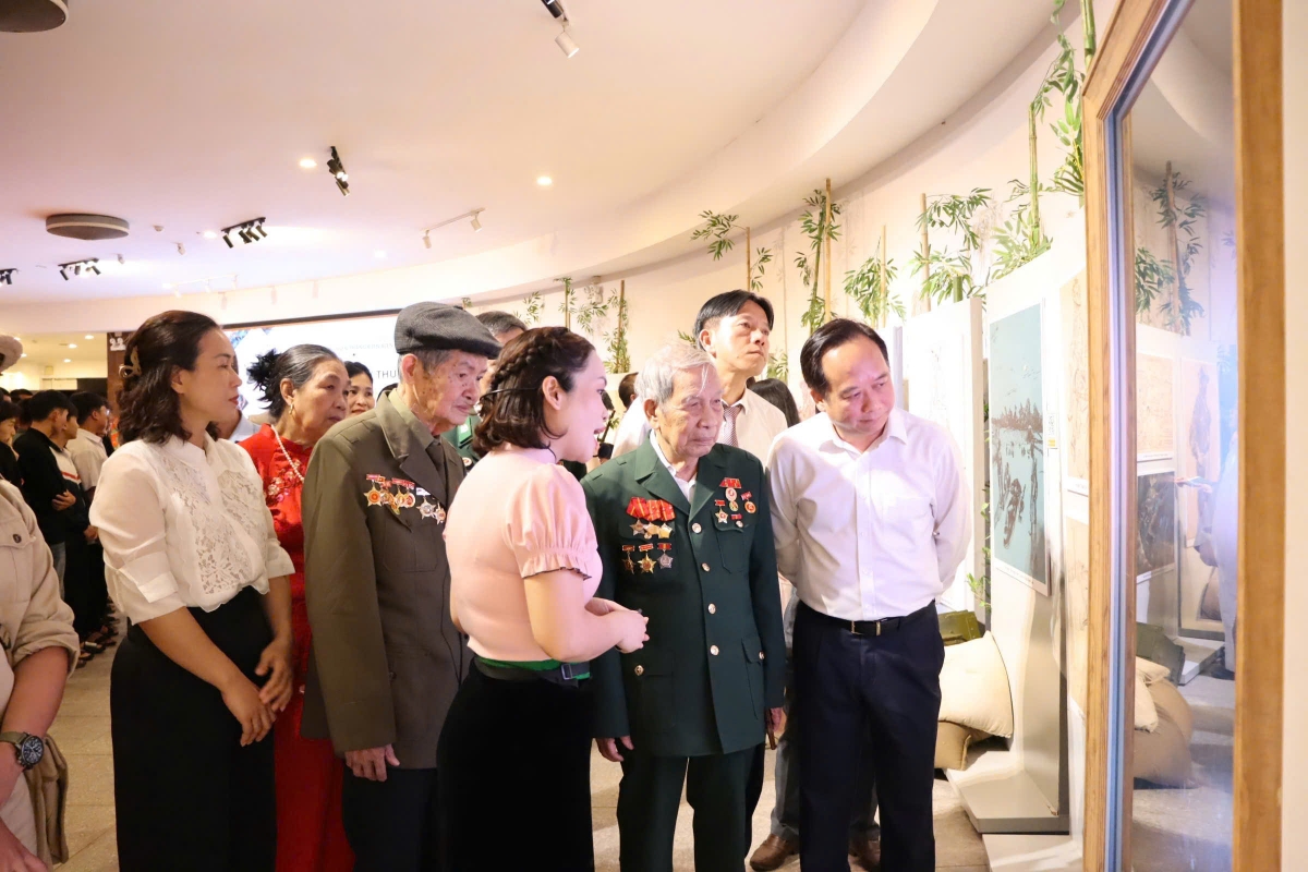  Đối với các cựu chiến binh - những người từng đi qua chiến tranh, trở lại Điện Biên luôn là hành trình về với miền ký ức hào hùng.
