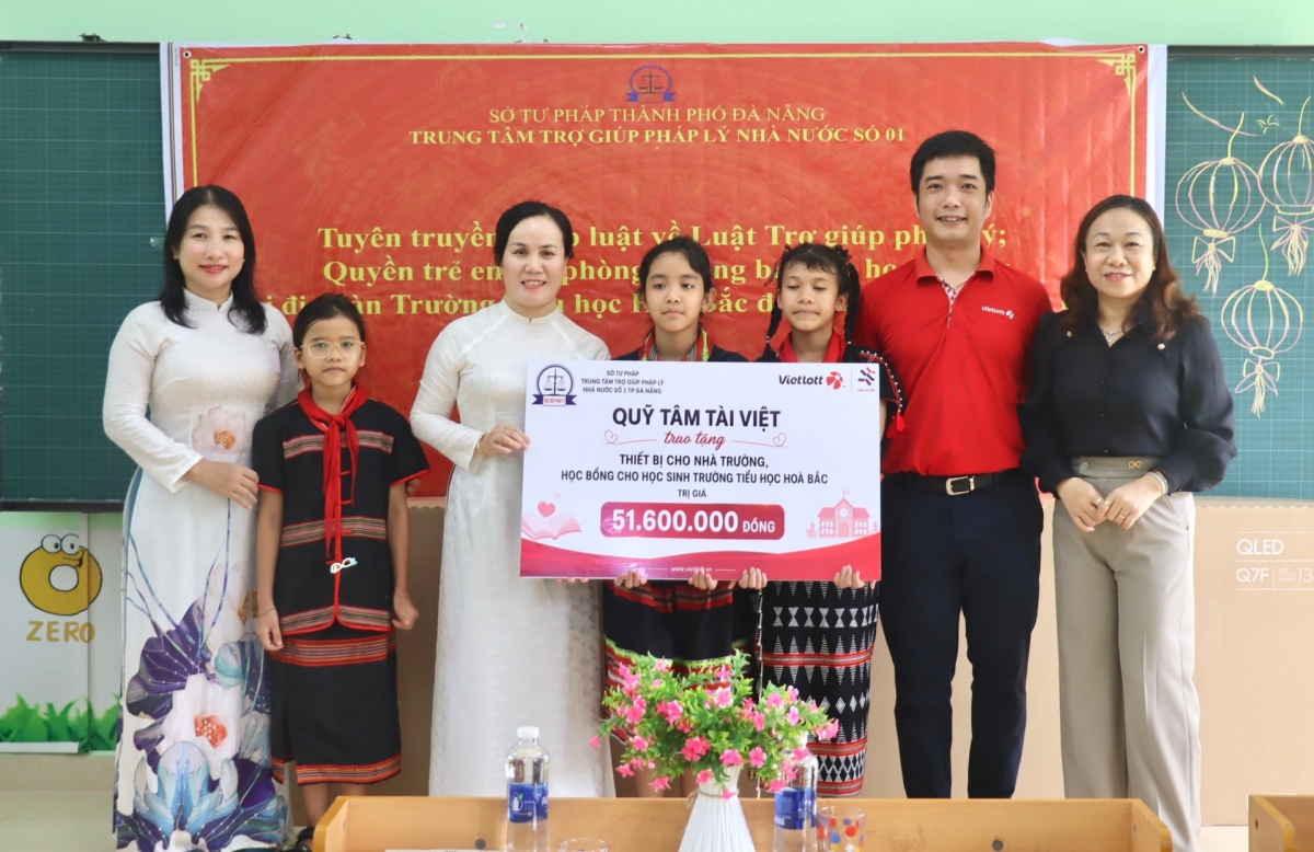 Trao tặng thiết bị dạy học và học bổng cho học sinh. Ảnh: QUỐC TUẤN