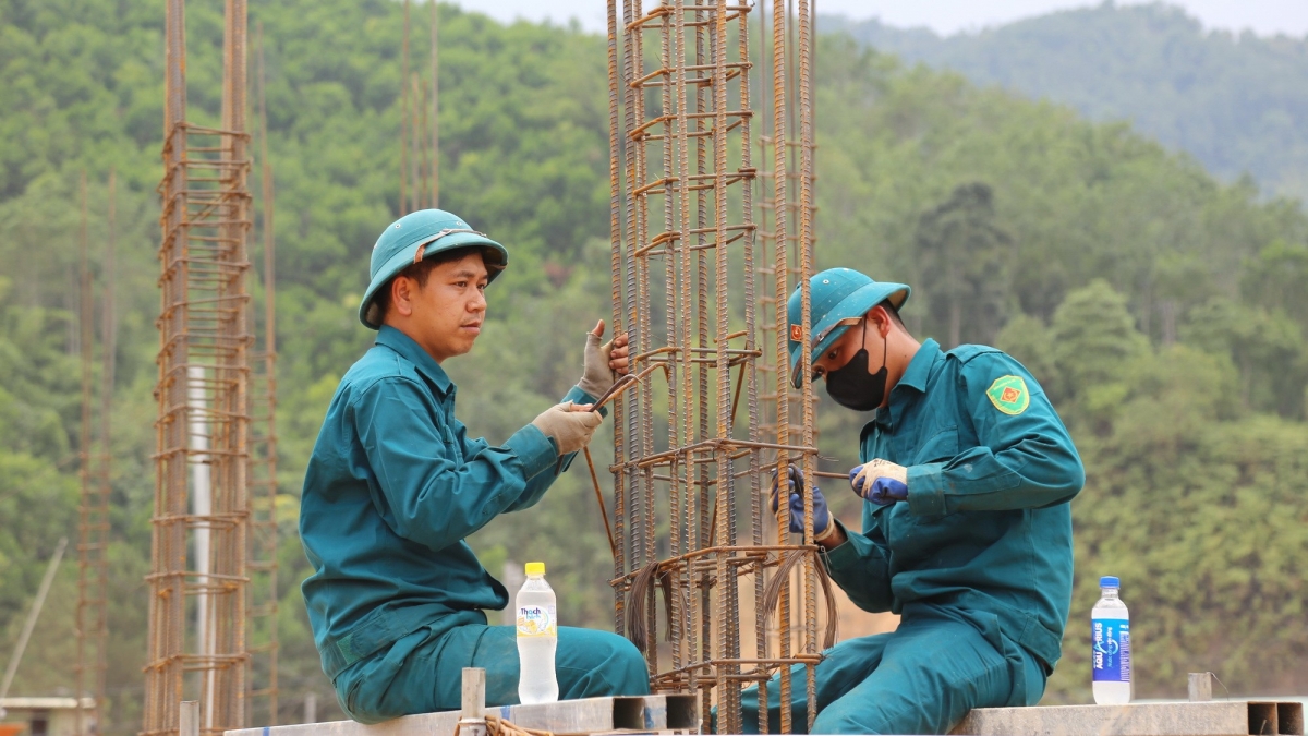Dân quân tự vệ được huy động hỗ trợ thi công