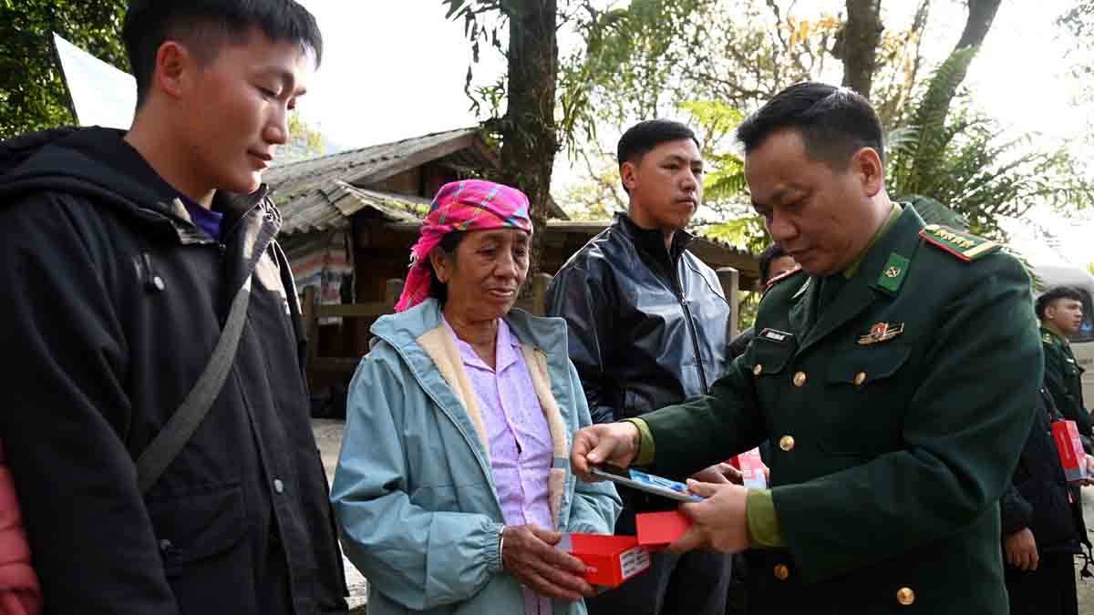 Đến nay đã có hàng nghìn điện thoại thông minh được lực lượng biên phòng Lai Châu hỗ trợ người dân từ nguồn xã hội hóa. Ảnh: Khắc Kiên/VOV Tây Bắc