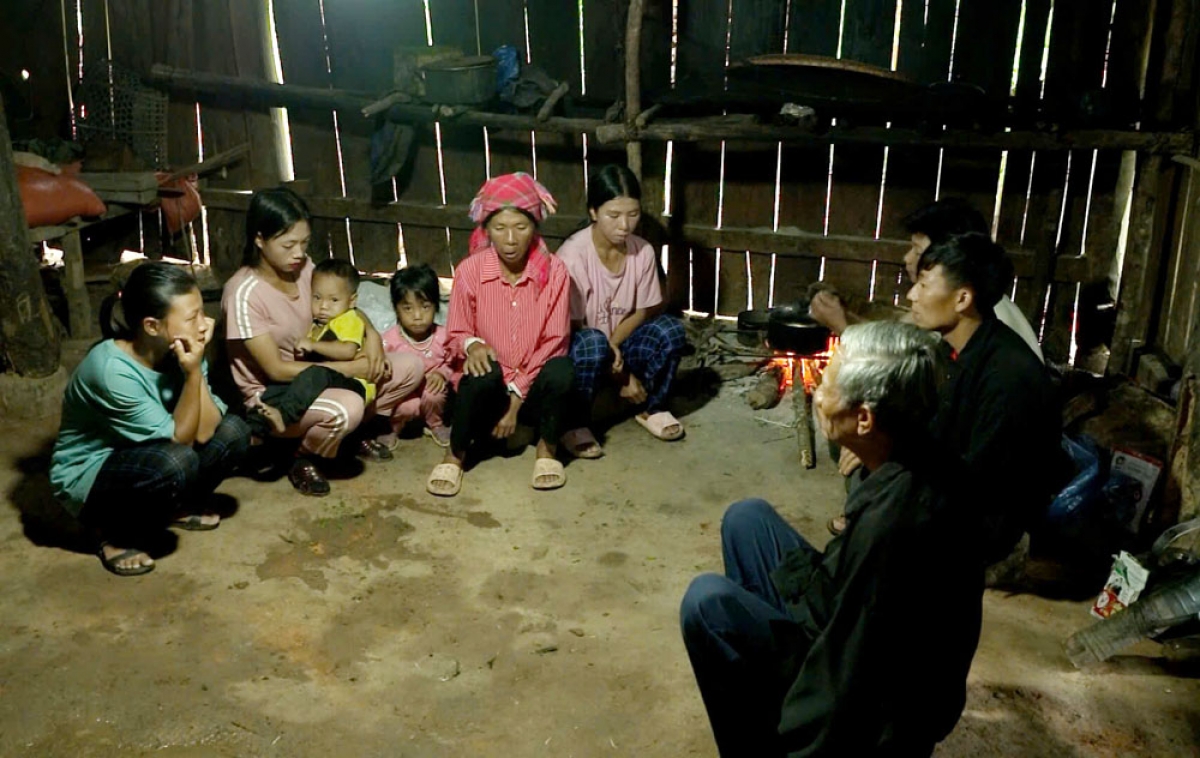 Đến từng bản, từng nhà vận động người dân cho con em đến trường, bởi theo ông Pu chỉ có cái chữ mới giúp đồng bào quê mình thoát nghèo bền vững. Ảnh: Khắc Kiên