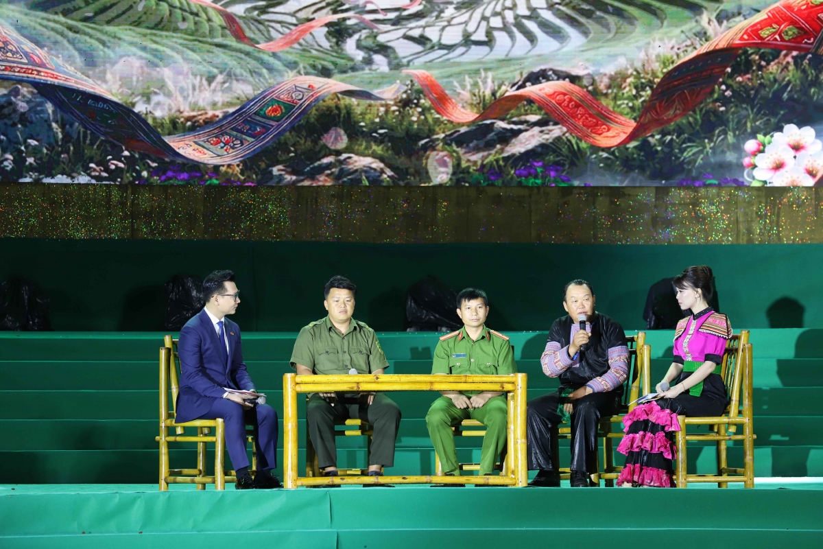 Điểm nhấn của đêm giao lưu là những câu chuyện cảm động từ các khách mời về hành trình chuyển hóa địa bàn. Ảnh: Trấn Long/VOV Tây Bắc