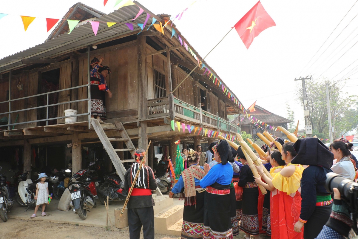 Mơngiơk túa lĕm tro dêi 19 hdroâng kuăn ngo nhŏng o a kong pơlê Điện Biên