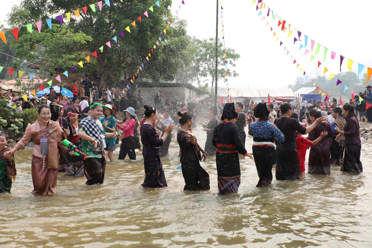 
Tơmang pơhiơ̆ Điện Biên tŏk bŏk atŏk kơtang đơ̆ng tơdrong oei sa joăt joe kơ tơring. 