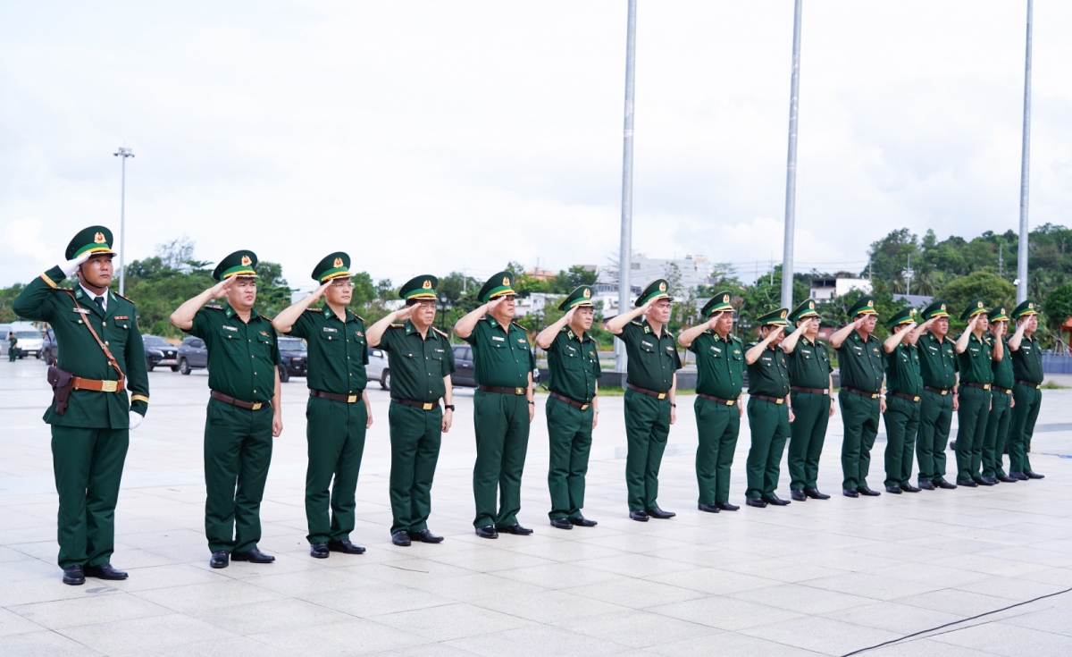 Trung tướng Vũ Trung Kiên cùng đoàn công tác dâng hoa tại Tượng đài Chủ tịch Hồ Chí Minh (Ảnh: Báo BP)