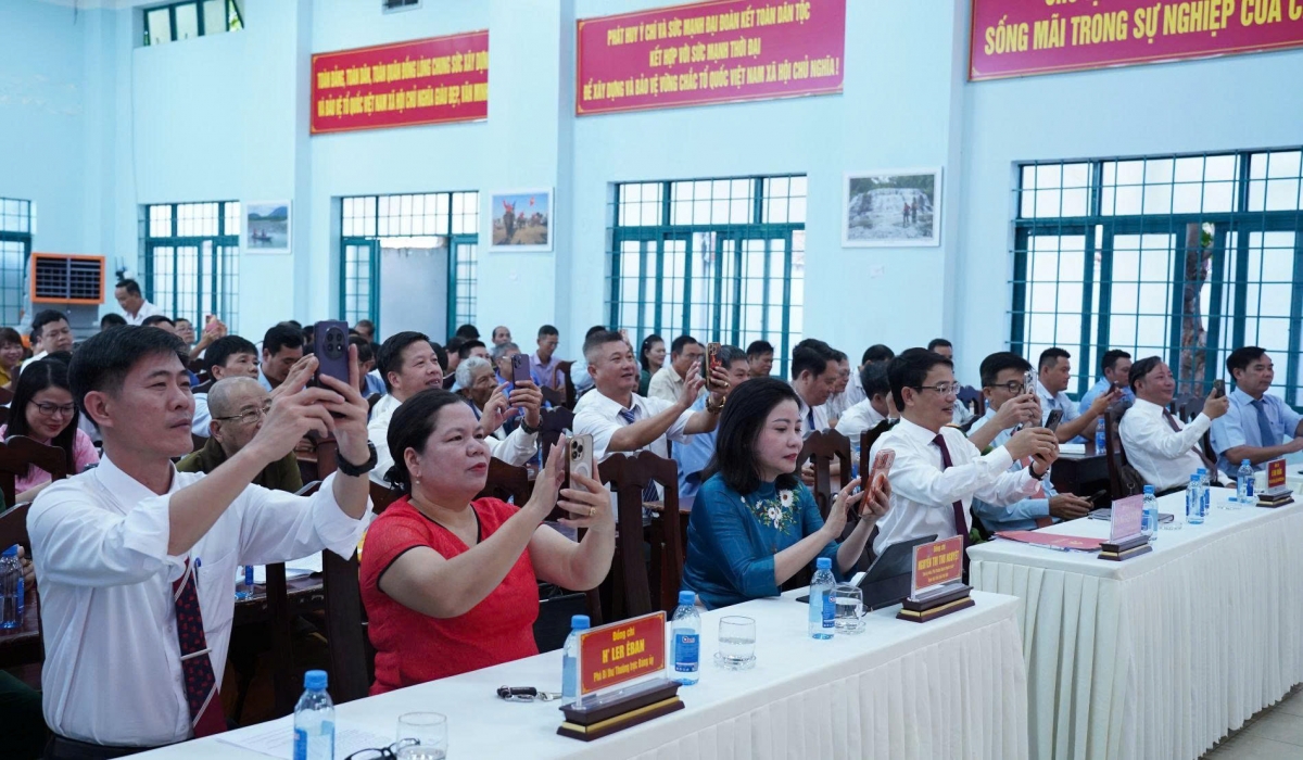 Ăp nuĭh quét mã QR kơl trong leo ƀư  “Mpêt nkrem Búa liềm vàng”