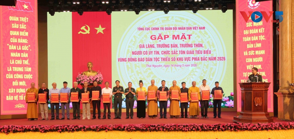 Tặng quà già làng, trưởng bản, người có uy tín, chức sắc tôn giáo tiêu biểu. Ảnh: VOV-Đông Bắc