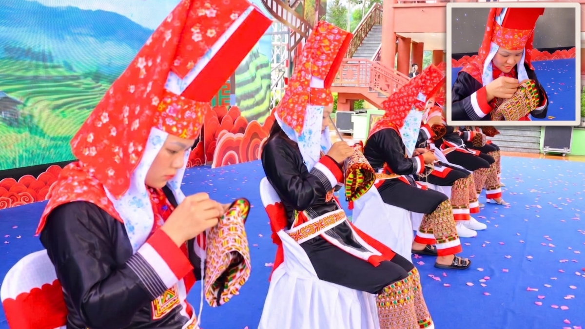 Thi thêu hoạ tiết trên trang phục của người Dao Thanh Phán.