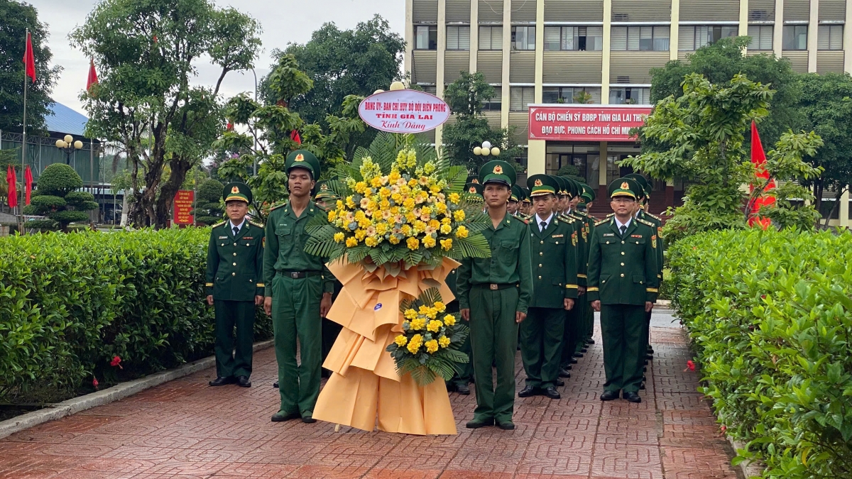 BĐBP Gia Lai dâng hoa tại tượng đài Bác Hồ với chiến sỹ Biên phòng (Ảnh: Thanh Bình)