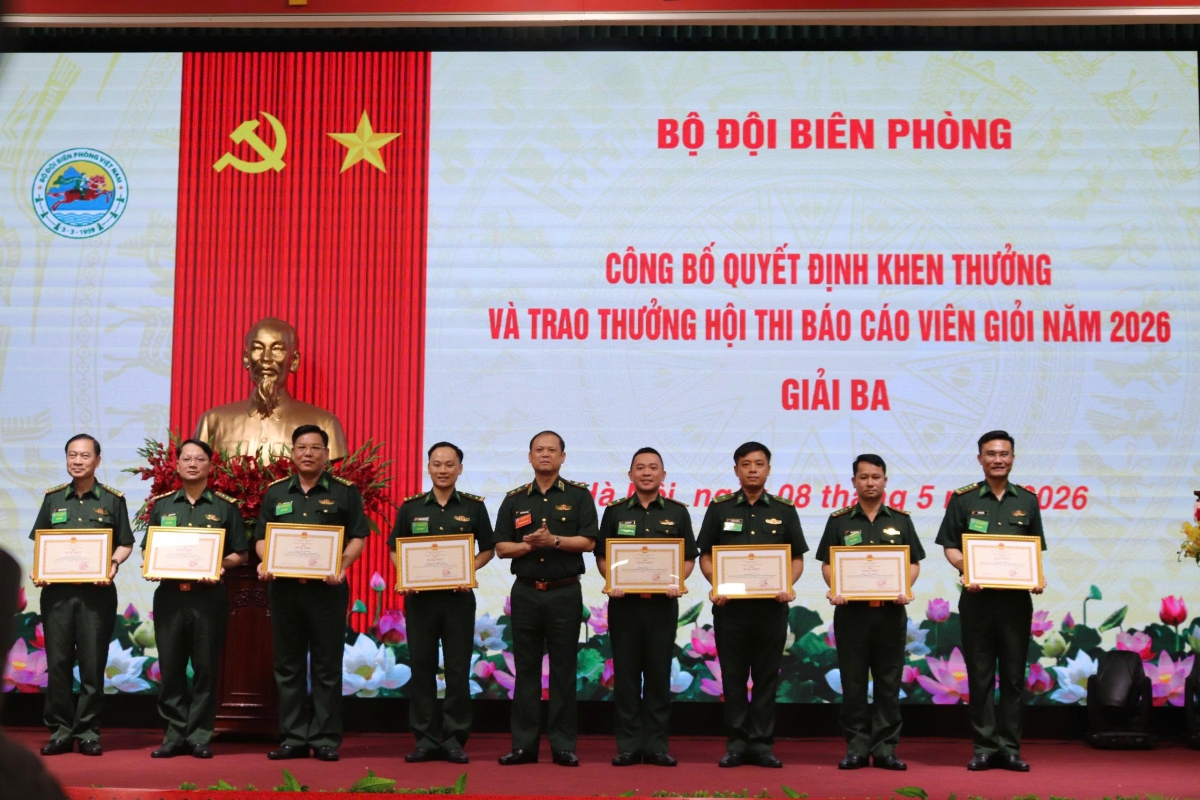 BTC hội thi trao tặng 8 giải Ba cho các thí sinh xuất sắc (Ảnh: Lê Khoa)