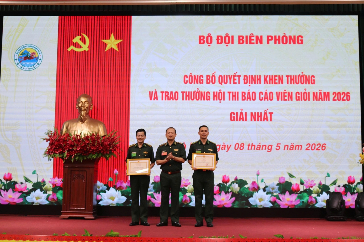 Trung tướng Nguyễn Anh Tuấn- Chính ủy BĐBP trao Bằng khen tặng 2 thí sinh đoạt giải Nhất: Đại tá Hoàng Văn Mẫn- Chính ủy BĐBP thành phố Đà Nẵng và thiếu tá Vũ Lý Huỳnh- BĐBP Đắk Lắk