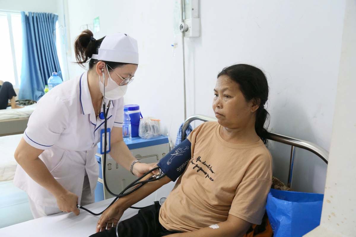 Ung thư toh lah dơi saơ ơm n’hanh săm dŭt n’hâm, ji dơi uănh nđôi uĕh, đê̆ đŏng săm bah
 
